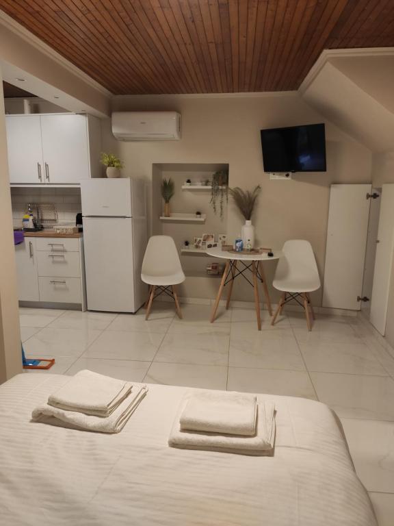 Το υπνοδωμάτιο και η κουζίνα του Elise Corfu City Apartment