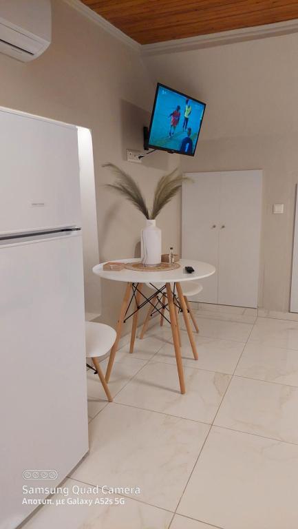 Τραπεζαρία, τηλεόραση και κλιματισμός στον κύριο χώρο