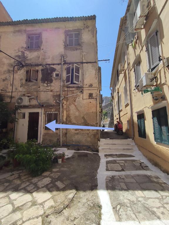 Το δρομάκι της Παλιάς Πόλης που οδηγεί στο Elise Corfu City Apartment